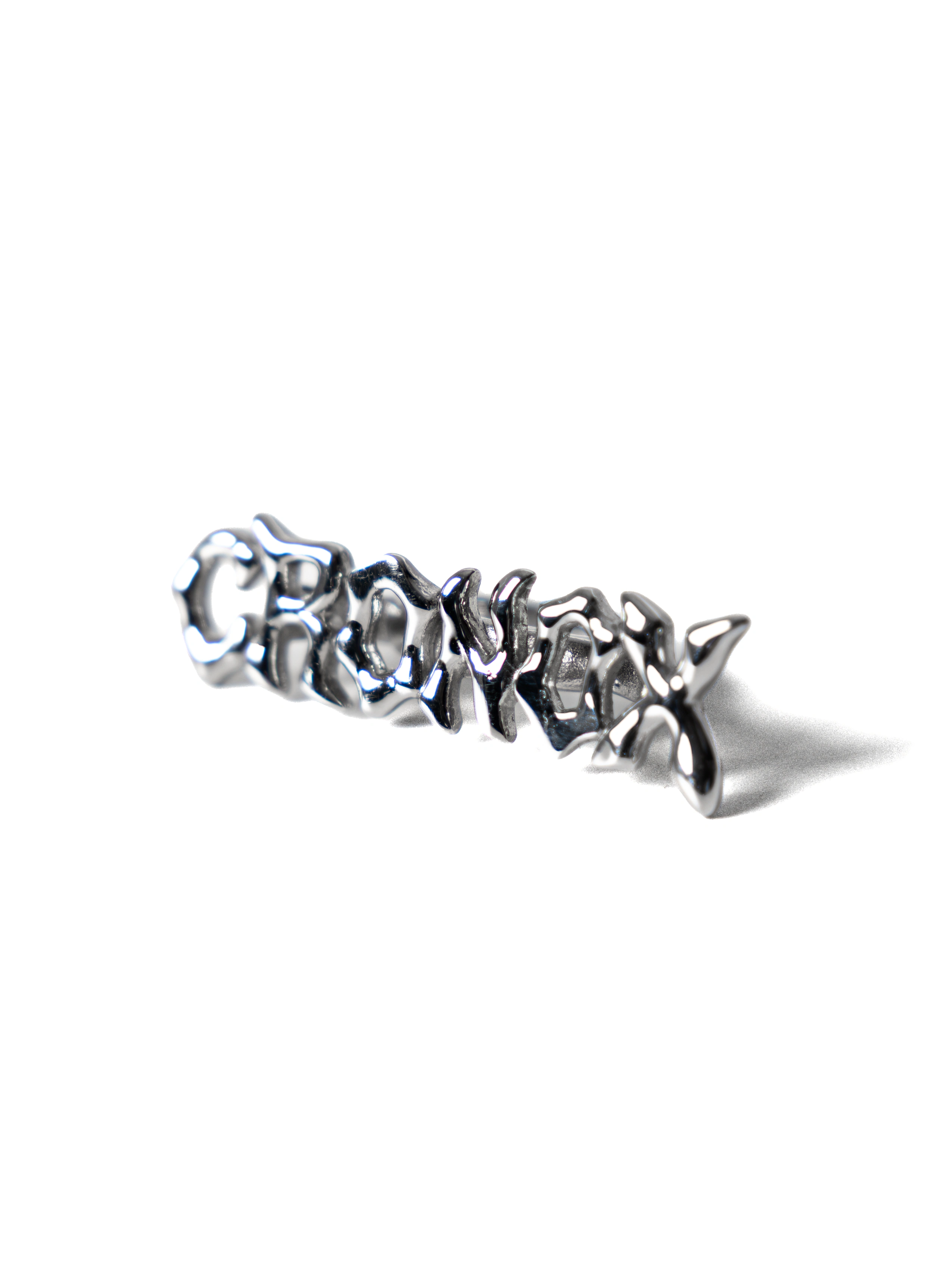 Anillo MOLTEN SCRIPT de acero inoxidable plateado con logotipo CRONOX fundido, vista en perspectiva
